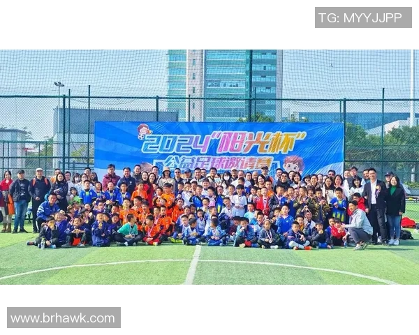 足球明星转型当体育老师教孩子们追逐梦想与激情