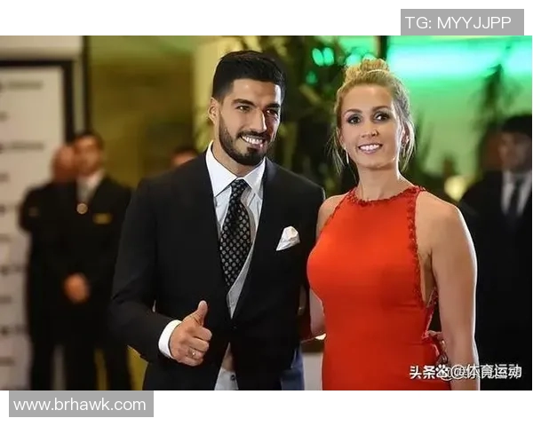 足球明星的妻子胸围惊人引发热议网友纷纷点赞称赞其身材魅力无穷 足球明星的妻子胸围惊人引发热议网友纷纷点赞称赞其身材魅力无穷