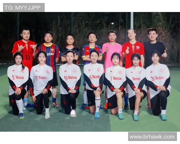 女孩与足球明星的合影背后故事揭秘